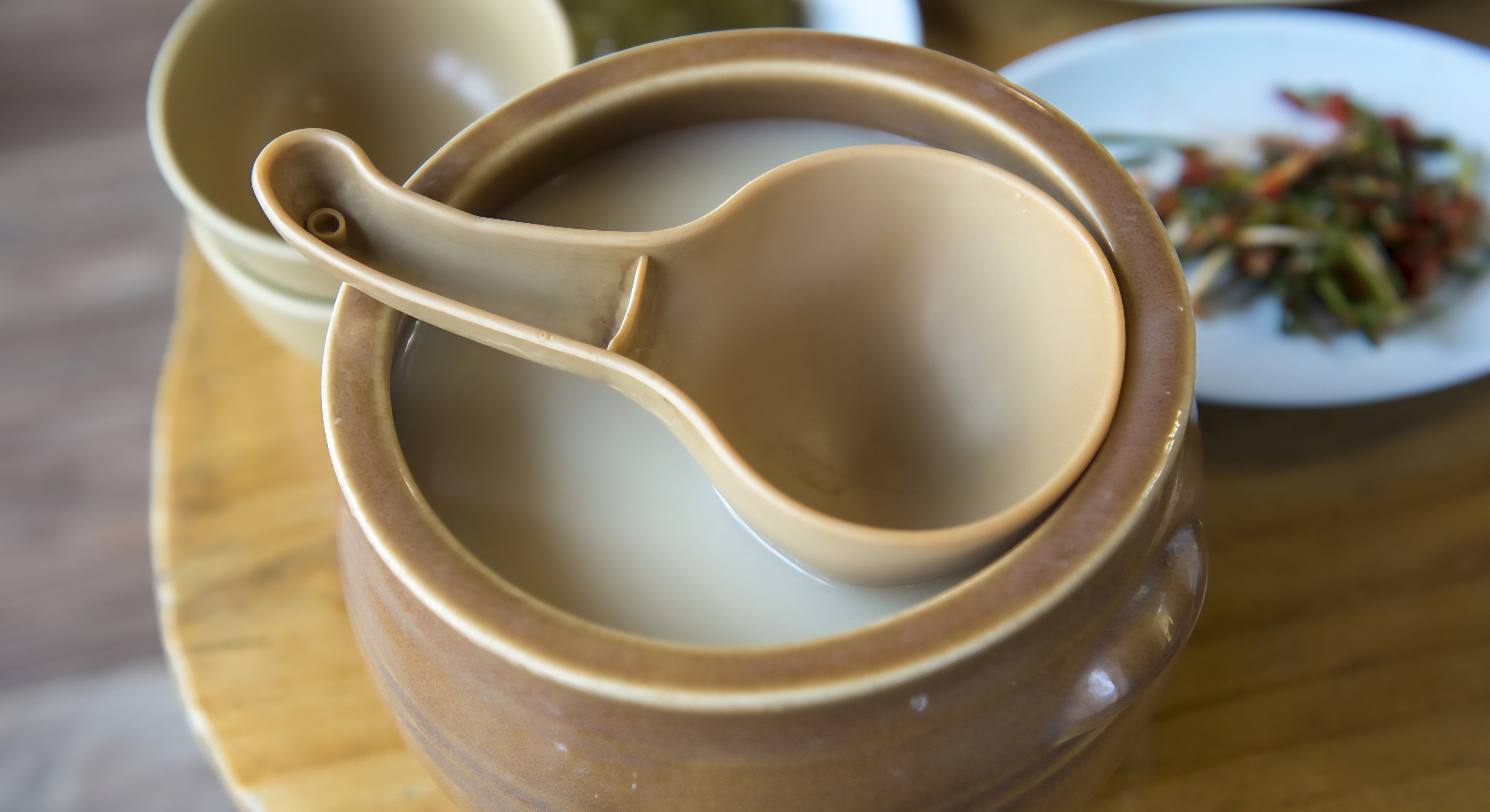 K-bizpost ./database/250704.AutoArticle.노포에 깃든 젊은 온기, 김도언이 바라본 전통의 재해석.txt